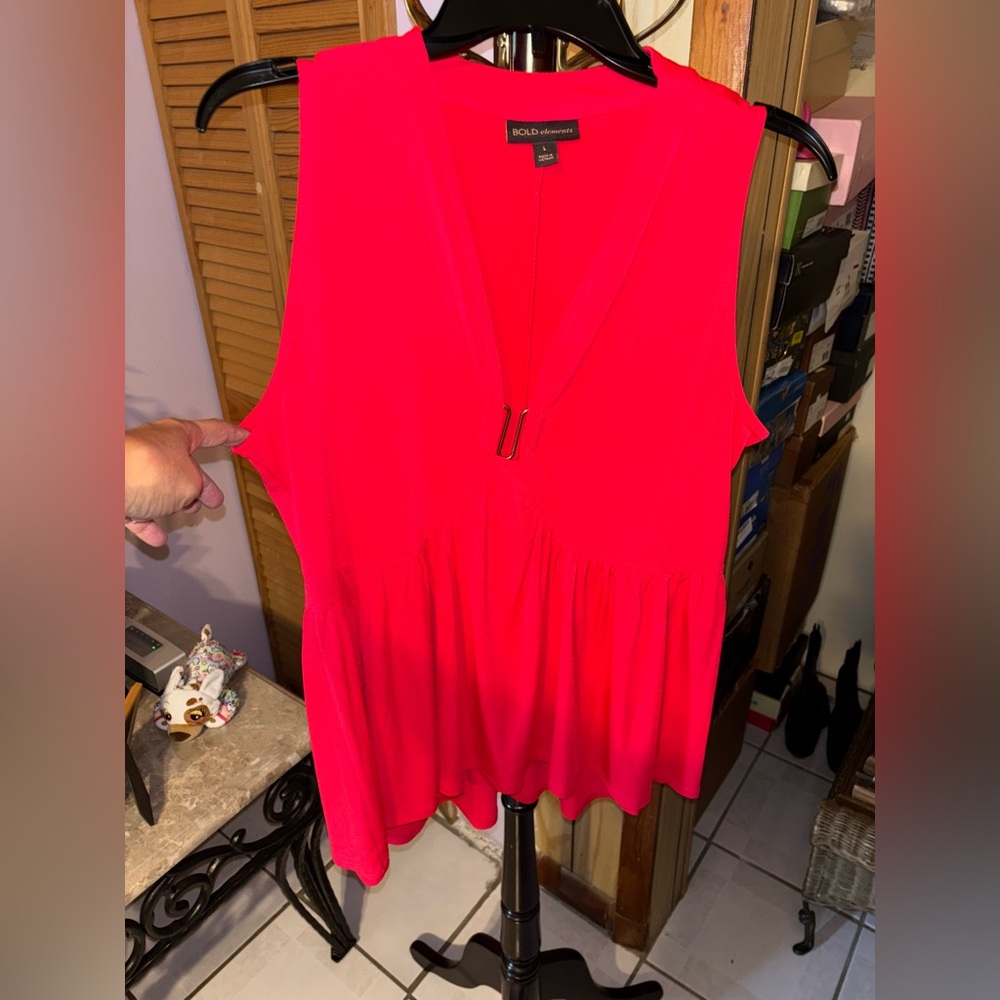 BOLD Elements Women's Red Sleeveless Top